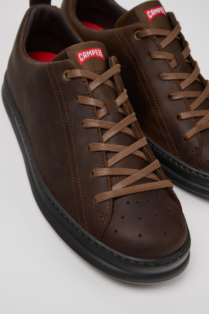 Camper Runner - Brauner Herrensneaker aus Nubukleder.