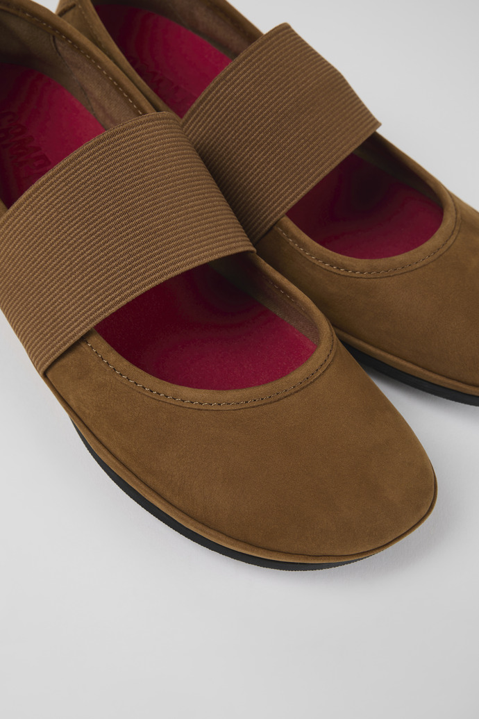 Camper Right - Brauner Ballerina aus Nubukleder für Damen.