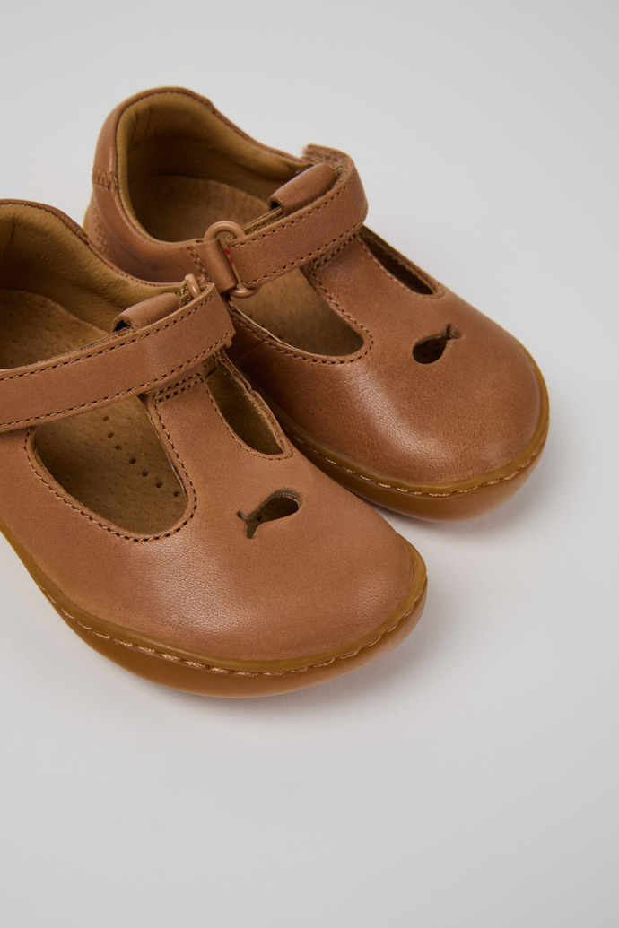 Camper Twins - Nudefarbene Kinderschuhe aus Leder.