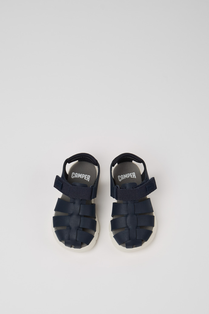 Camper Oruga - Blaue Kindersandale aus Leder mit geschlossenem Design.