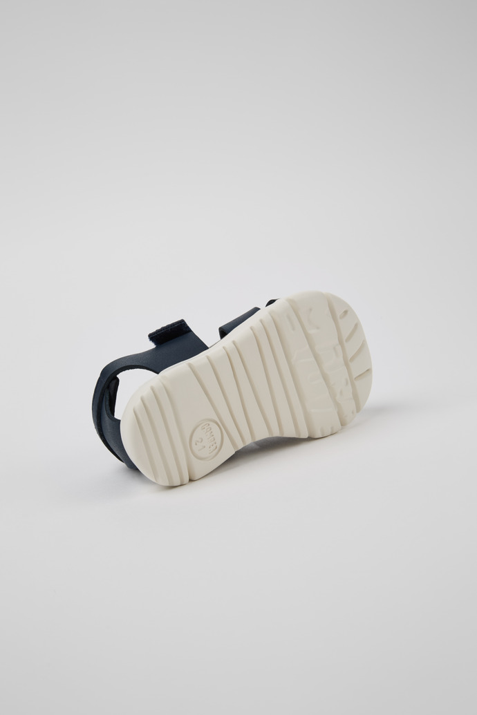 Camper Oruga - Blaue Kindersandale aus Leder mit geschlossenem Design.