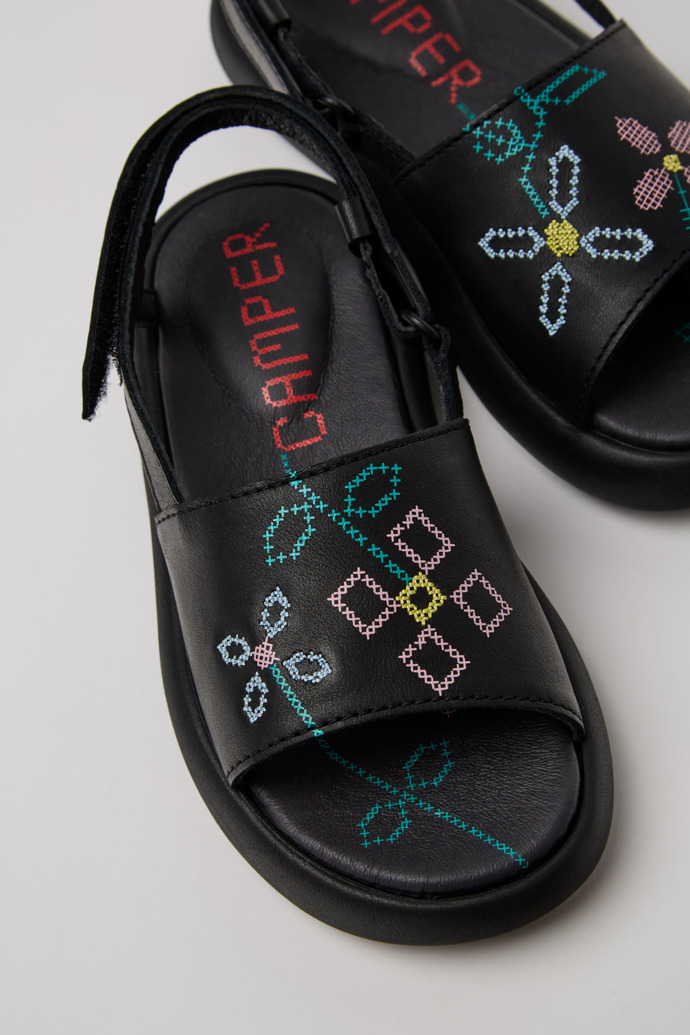 Camper Twins - Schwarze Kindersandale aus Leder.