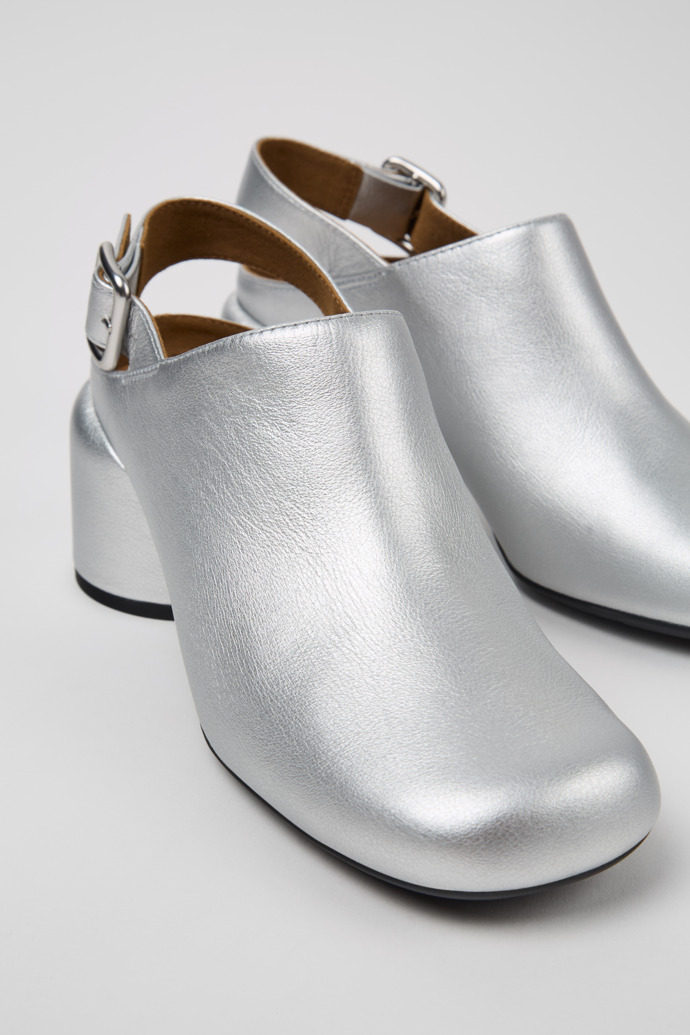 Camper Niki - Silberner Halboffener Lederschuh für Damen.