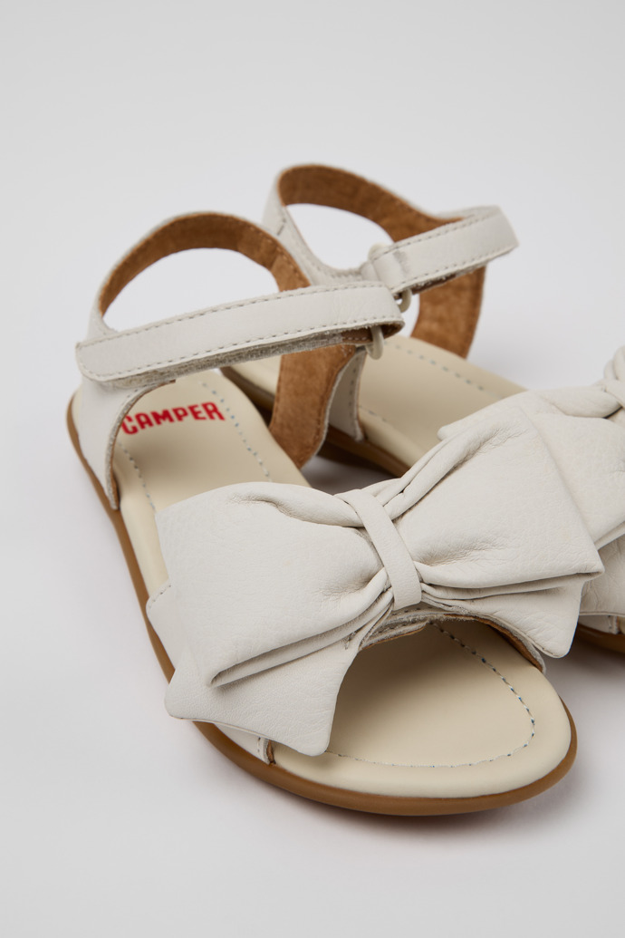 Camper Right - Weiße Kindersandale aus Leder.
