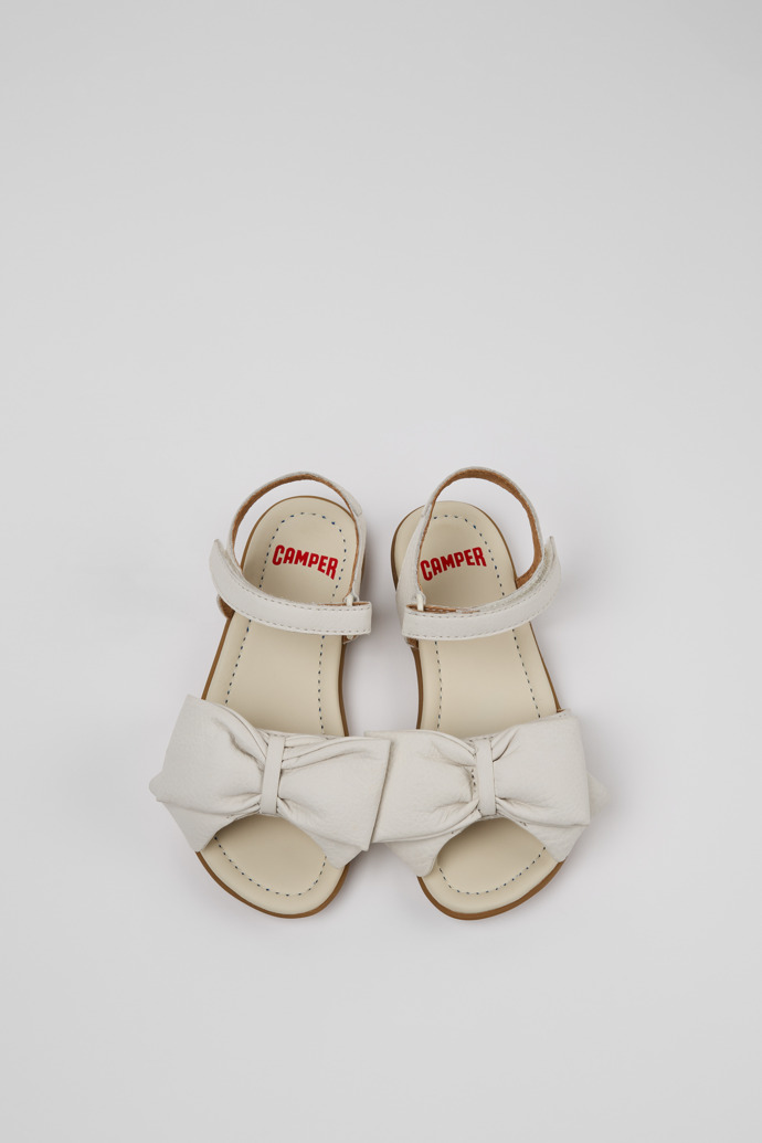 Camper Right - Weiße Kindersandale aus Leder.