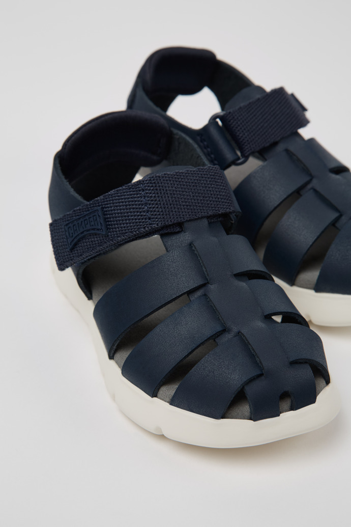 Camper Oruga - Blaue Kindersandale aus Leder mit geschlossenem Design.