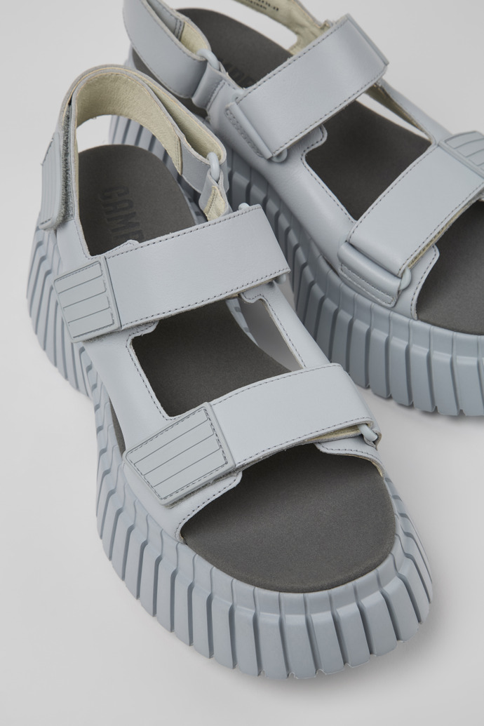 Camper BCN - Graue Damensandalen aus Leder mit Doppelriemen