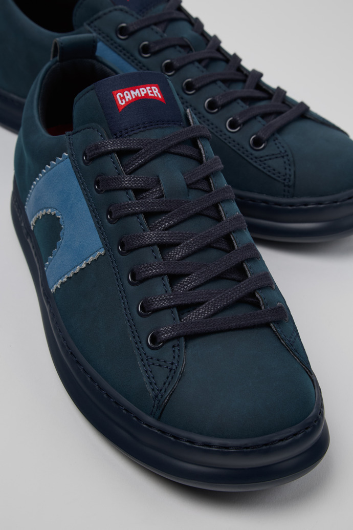 Camper Runner - Blauer Herrensneaker aus recyceltem Leder.