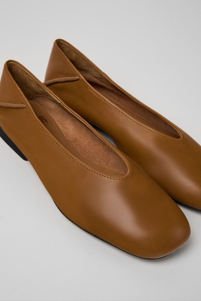 Camper Casi Myra - Brauner Lederballerina für Damen.