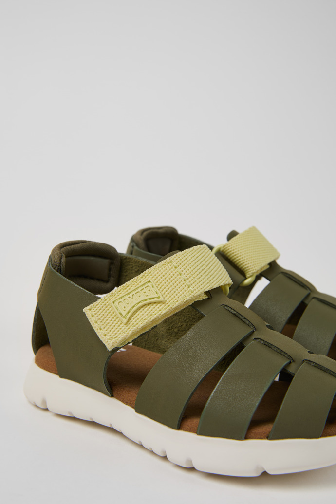 Camper Oruga - Mehrfarbige Kindersandalen aus Leder und Textil.