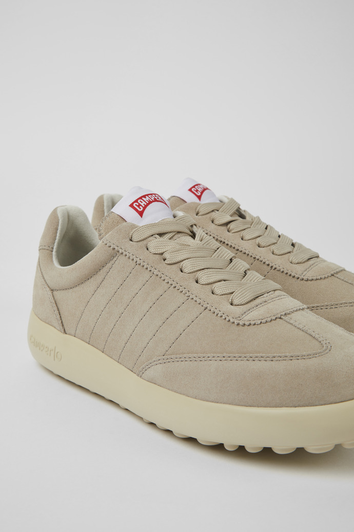 Camper Pelotas XLF - Beiger Damensneaker aus Nubukleder.