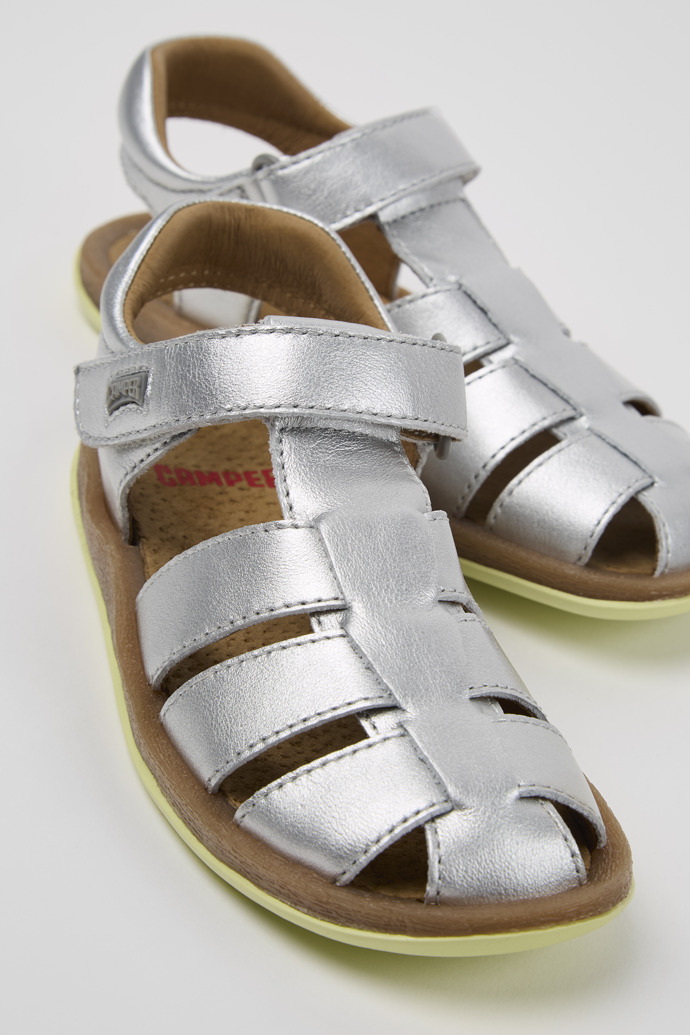 Camper Bicho - Silberne Kindersandalen aus Leder mit geschlossenem Design.