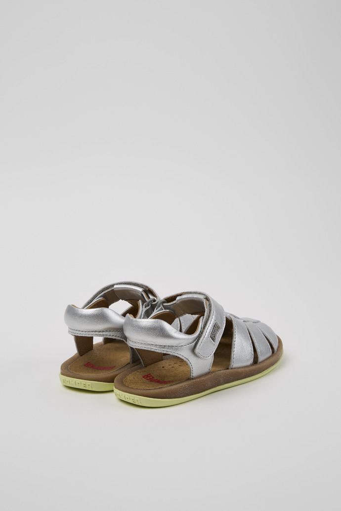 Camper Bicho - Silberne Kindersandalen aus Leder mit geschlossenem Design.