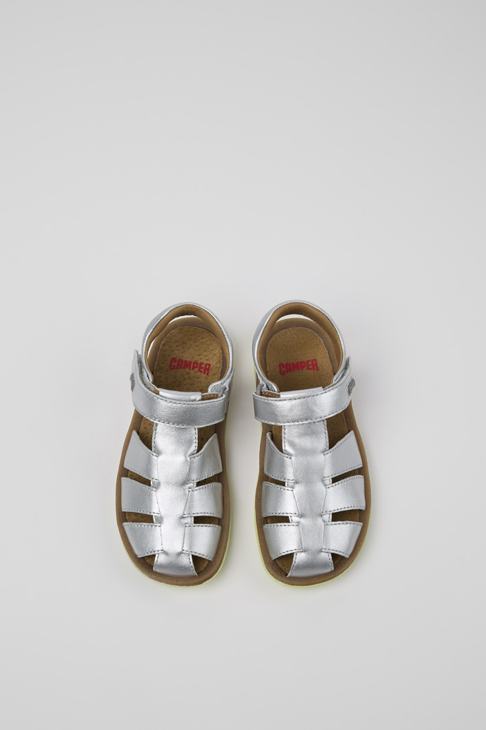 Camper Bicho - Silberne Kindersandalen aus Leder mit geschlossenem Design.