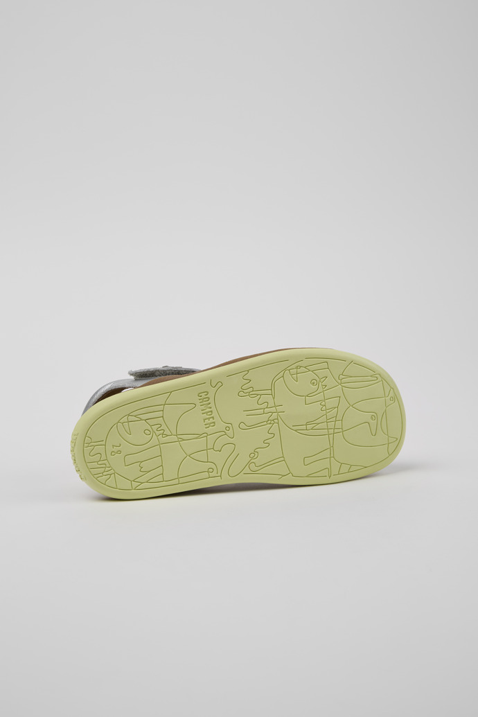 Camper Bicho - Silberne Kindersandalen aus Leder mit geschlossenem Design.