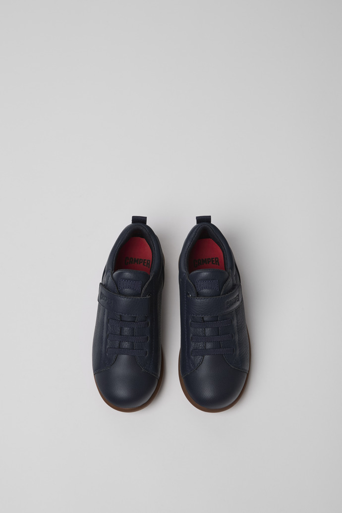 Camper Pelotas - Blauer Kinderschuh aus Leder und Textil.