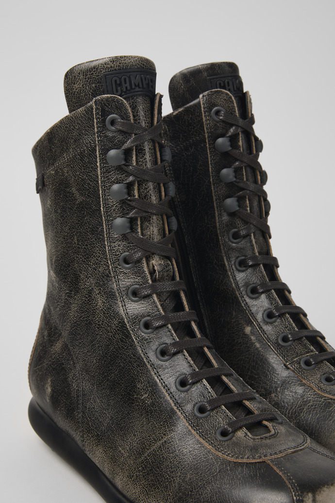 Camper Pelotas - Grauer Herrenhalbstiefel aus Leder.