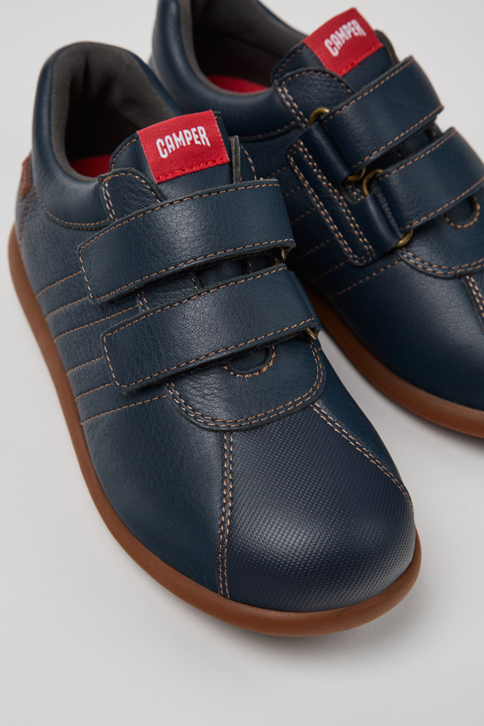 Camper Pelotas - Blauer Kinderschuh aus Leder und Textil.