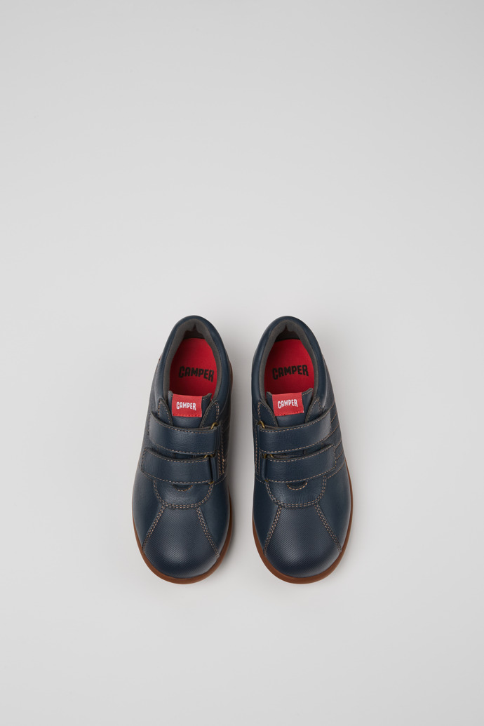 Camper Pelotas - Blauer Kinderschuh aus Leder und Textil.