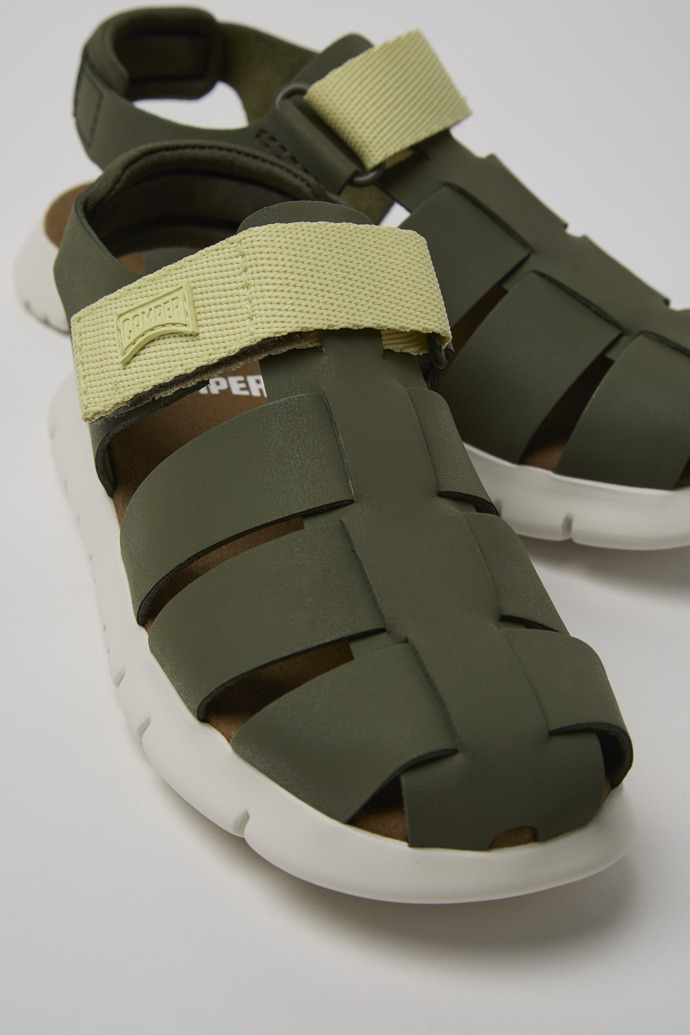 Camper Oruga - Mehrfarbiger Kindersandale aus Leder und Textil.