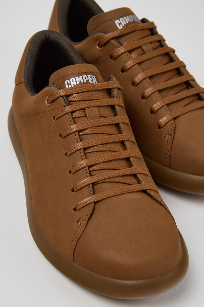 Camper Pelotas Soller - Brauner Herrensneaker aus Nubukleder.