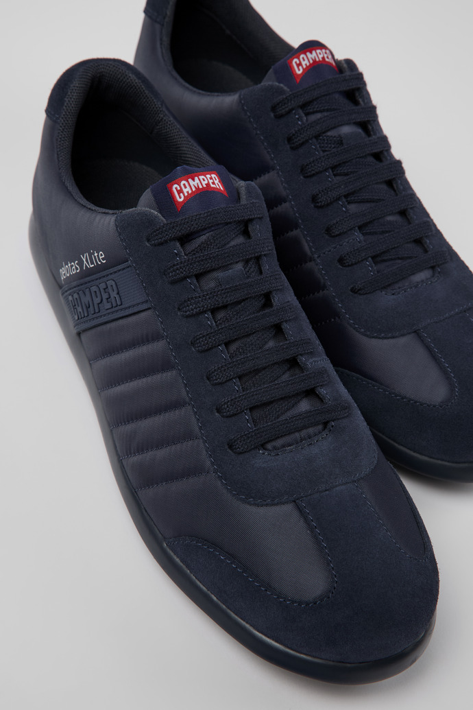 Camper Pelotas XLite - Blauer Herrenschuh aus Textil und Nubukleder.