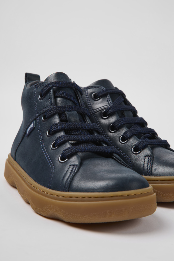 Camper Kiddo - Blaue Kinderstiefelette aus Leder.