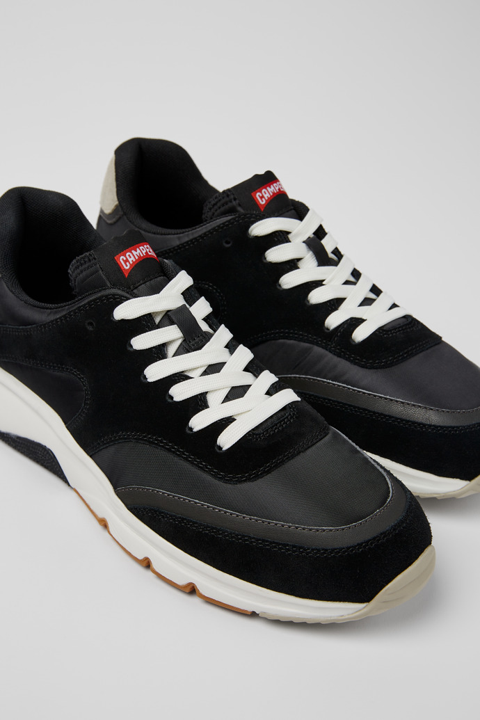Camper Drift - Herrensneaker aus Textil und Nubukleder in Schwarz und Grau.