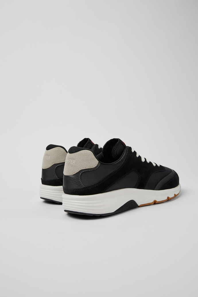 Camper Drift - Herrensneaker aus Textil und Nubukleder in Schwarz und Grau.