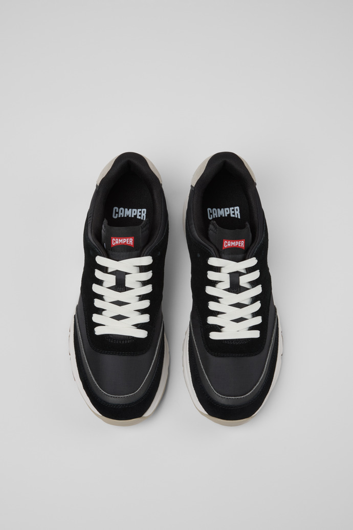 Camper Drift - Herrensneaker aus Textil und Nubukleder in Schwarz und Grau.