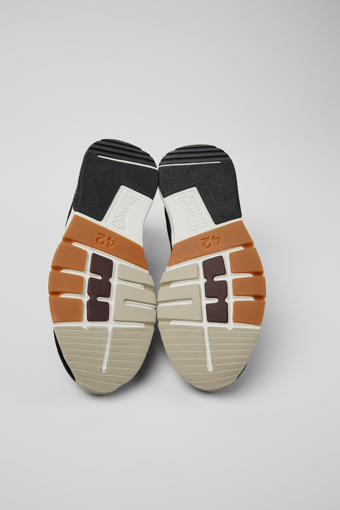 Camper Drift - Herrensneaker aus Textil und Nubukleder in Schwarz und Grau.