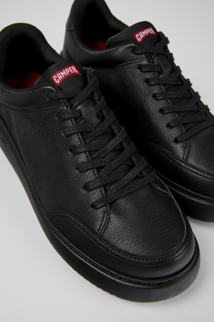 Camper Runner K21 - Schwarzer Herrensneaker aus Leder.