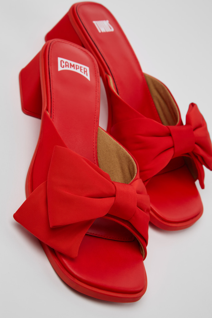 Camper Twins - Rote Damensandale aus recyceltem PET.