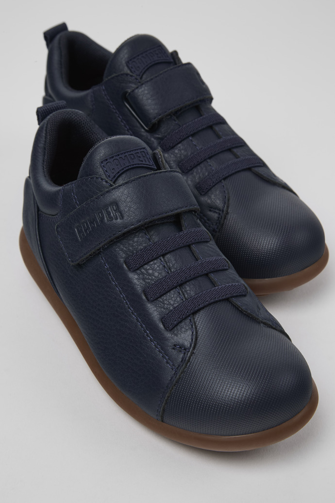 Camper Pelotas - Blauer Kinderschuh aus Leder und Textil.