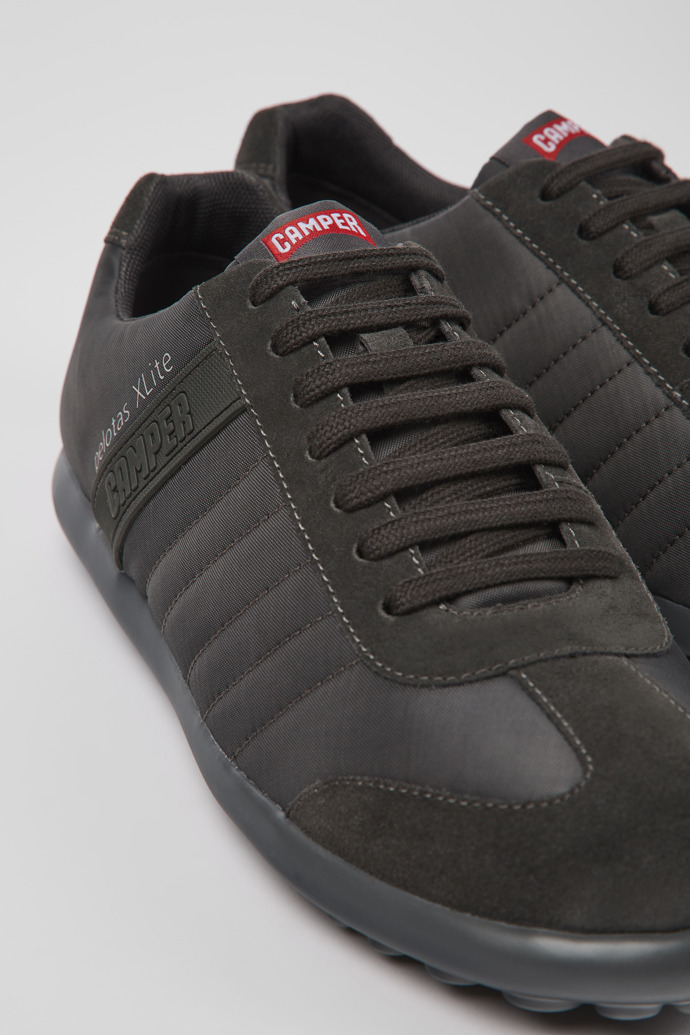 Camper Pelotas XLite - Grauer Herrenschuh aus Textil und Nubukleder.