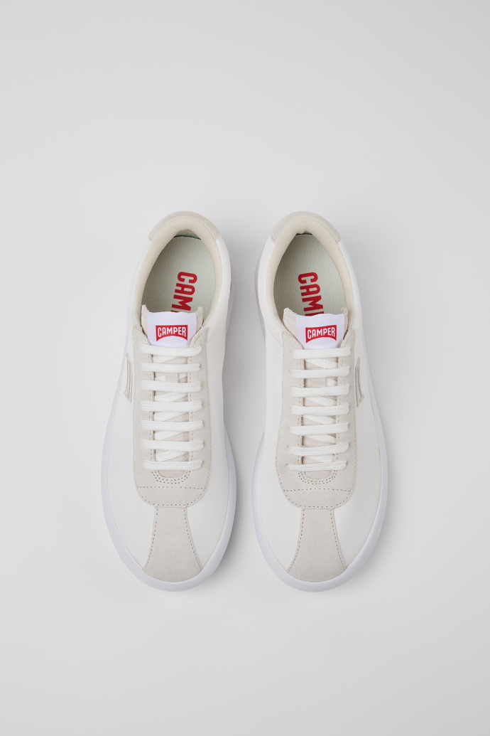 Camper Pelotas XLite - Weißer Herrensneaker aus Recycling-PET und Nubukleder.