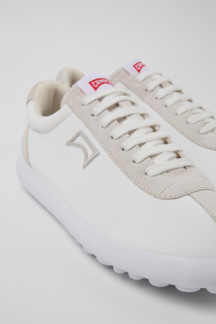 Camper Pelotas XLite - Weißer Herrensneaker aus Recycling-PET und Nubukleder.