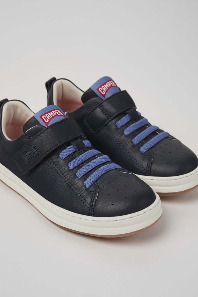 Camper Runner - Blauer Kindersneaker aus Leder.
