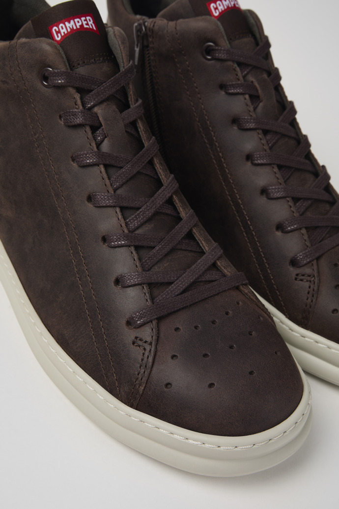 Camper Runner - Braune Herrenstiefelette aus Nubukleder