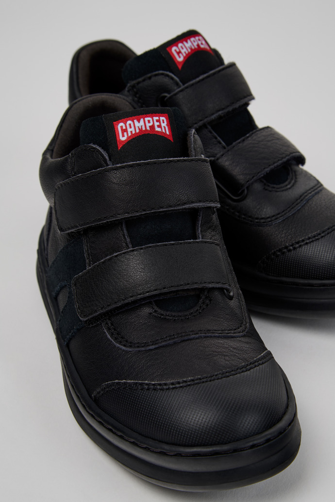Camper Runner - Schwarze Kinderstiefelette aus Leder/Nubukleder.
