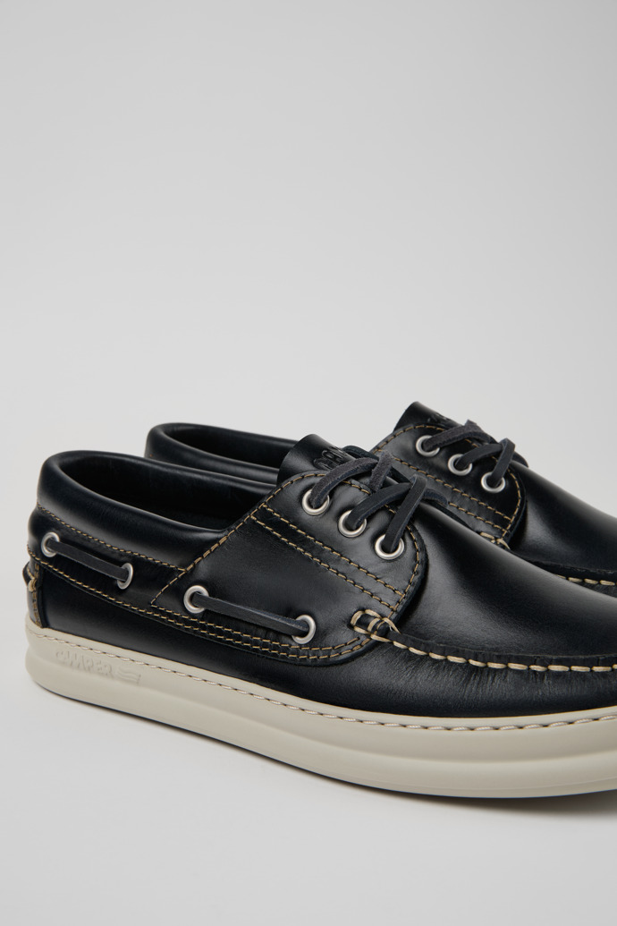 Camper Runner - Blauer Herrenmokassin aus Nubukleder.