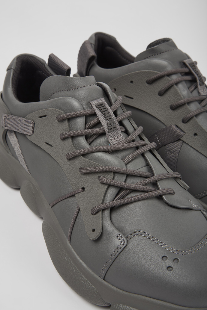 Camper Karst - Grauer Herrensneaker aus Leder und Textil