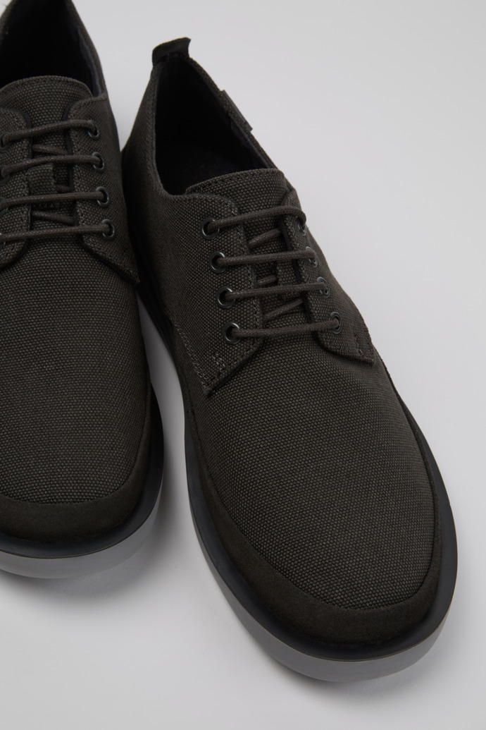 Camper Wagon - Grauer Herrenschuh aus recycelter Baumwolle und Nubukleder.