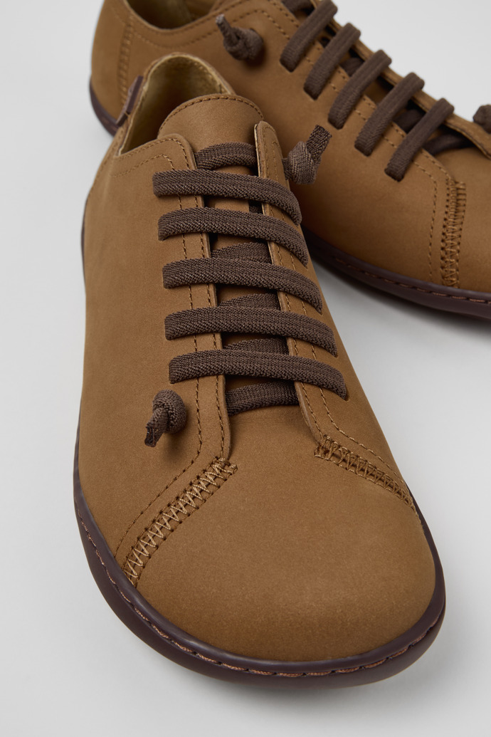 Camper Peu - Brauner Damenschuh aus Leder und PET.
