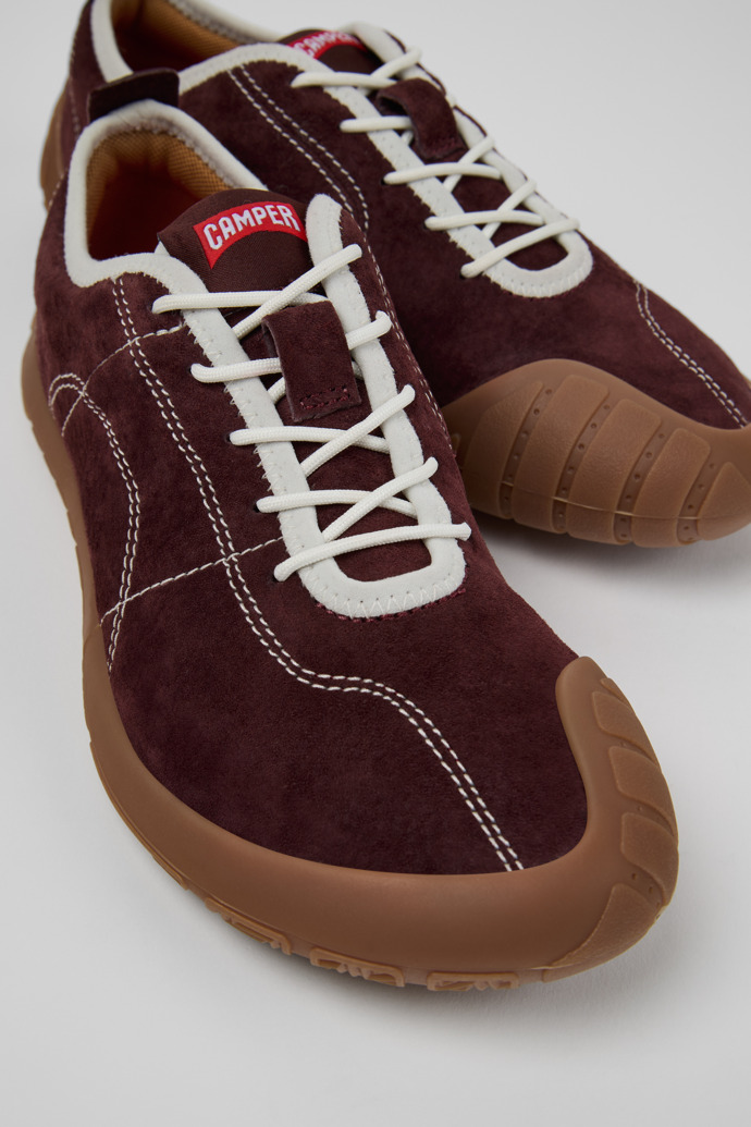 Camper Peu Path - Weinroter Damensneaker aus Nubukleder.