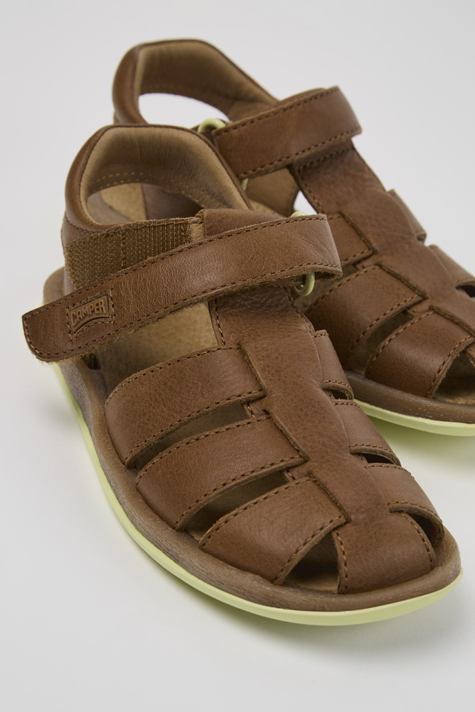 Camper Bicho - Brauner Kindersandale aus Leder.