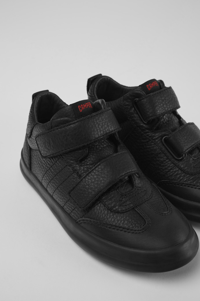 Camper Pursuit - Schwarzer Kindersneaker aus Leder und Textil