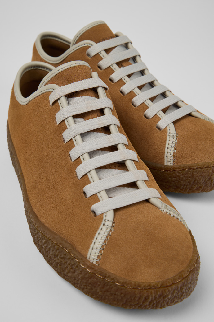 Camper Peu Terreno - Brauner und grauer Damenschuh aus Nubukleder und Leder.