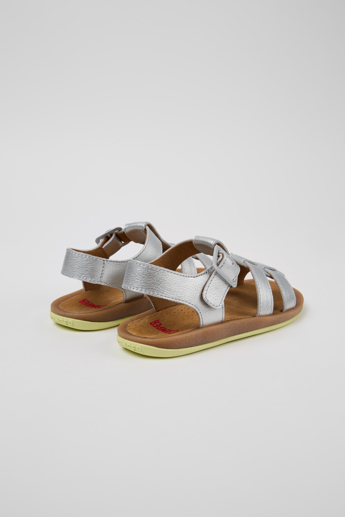 Camper Bicho - Silberne Kindersandale aus Leder.