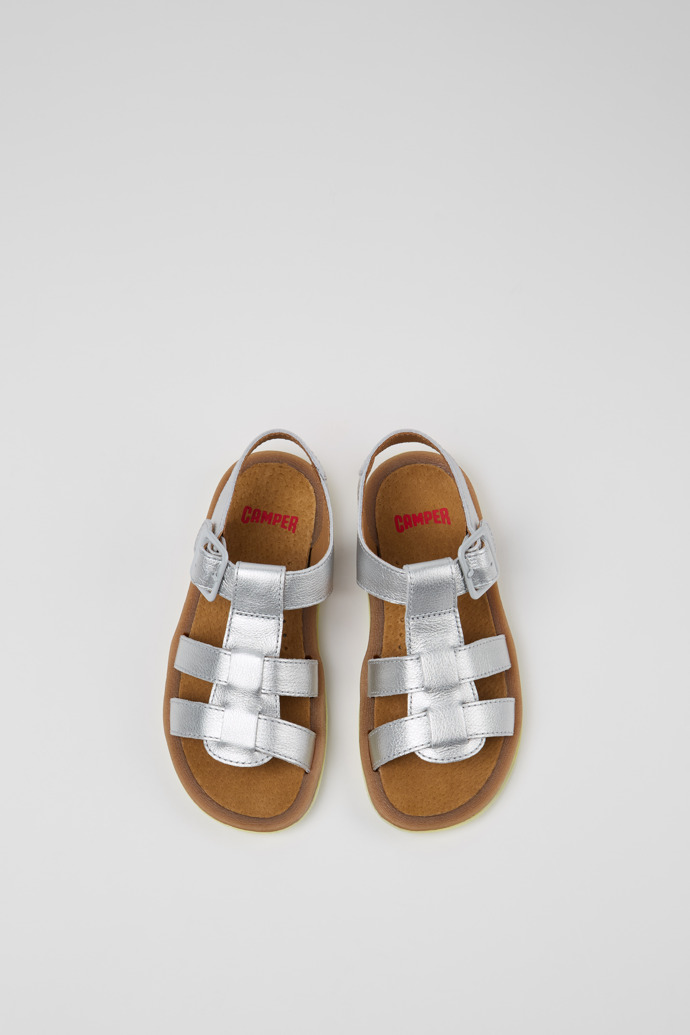 Camper Bicho - Silberne Kindersandale aus Leder.